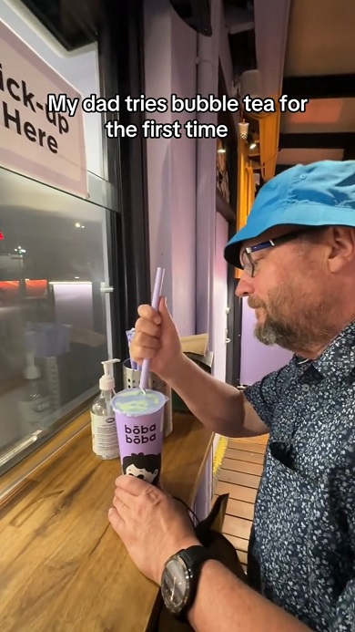 タピオカミルクティーに初挑戦したパパの様子