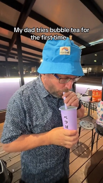 タピオカミルクティーに初挑戦したパパの様子