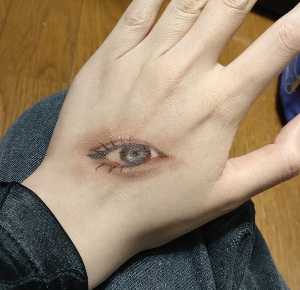 メイク 手に目を生成 化粧 絵 リアル