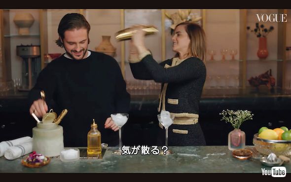 シェイカーを振るエマ・ワトソン