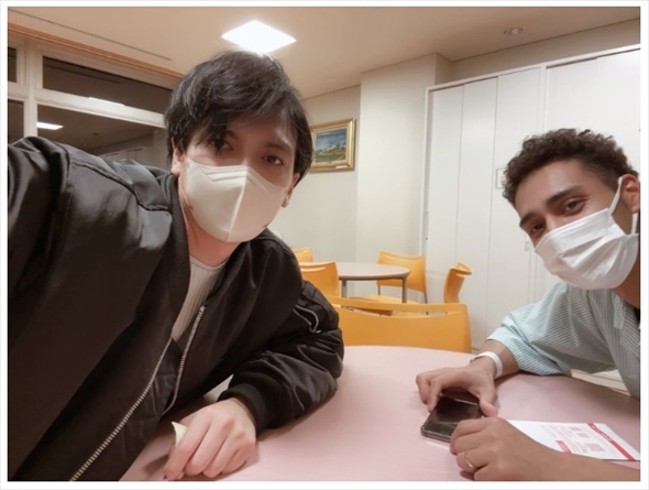 白血病で闘病中の元付き人・ネイボールとアレクサンダーの2ショット