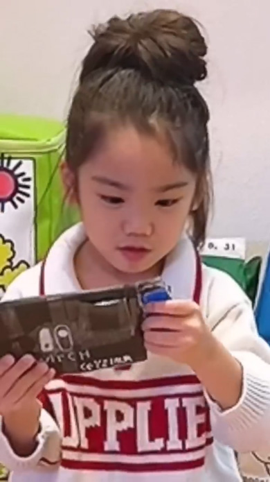 自作のNintendo Switchで遊ぶ6歳の女の子