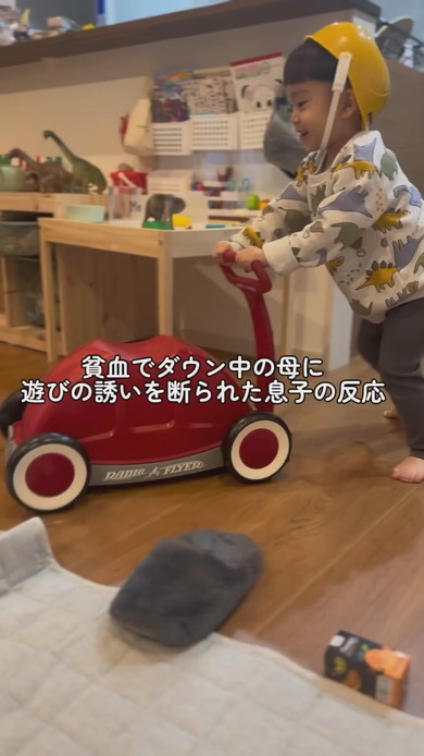 手押し車で遊ぶ3歳の男の子