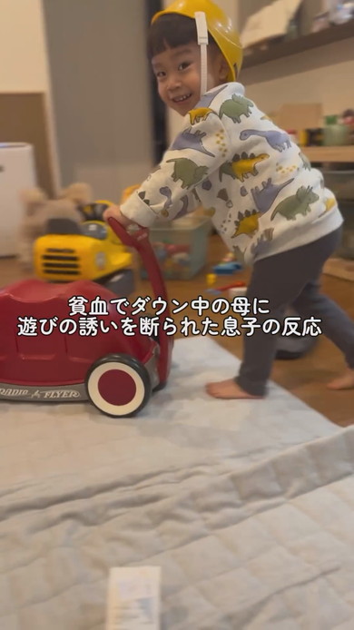 手押し車で遊ぶ3歳の男の子