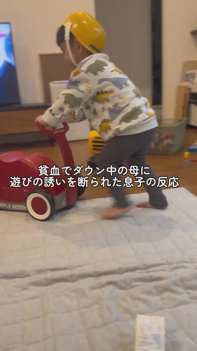 手押し車で遊ぶ3歳の男の子