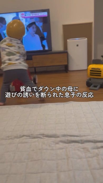 手押し車で遊ぶ3歳の男の子