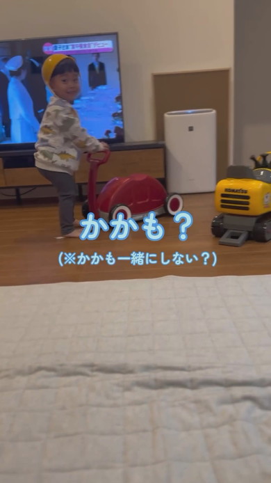 手押し車で遊ぶ3歳の男の子