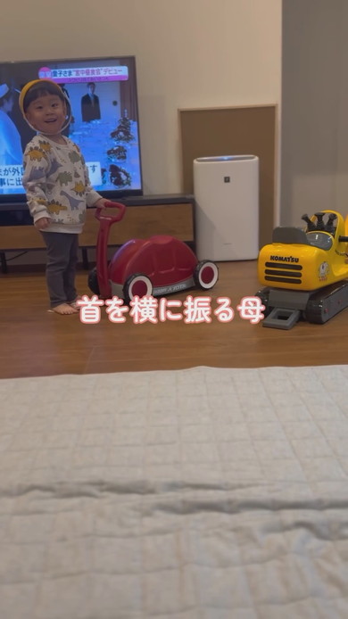 手押し車で遊ぶ3歳の男の子