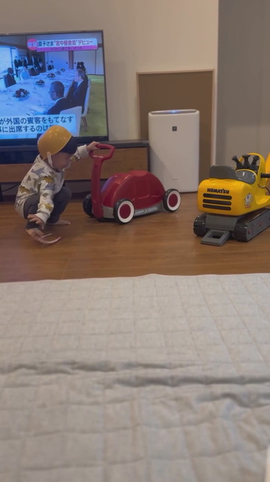 手押し車で遊ぶ3歳の男の子
