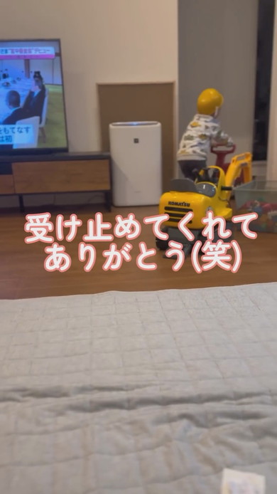 手押し車で遊ぶ3歳の男の子