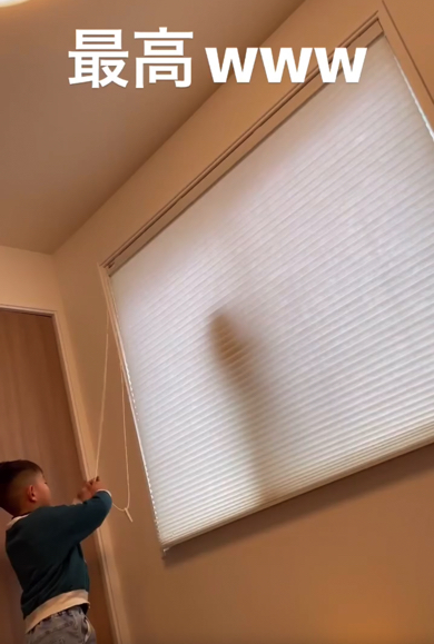 最高のポーズをキメる2歳児