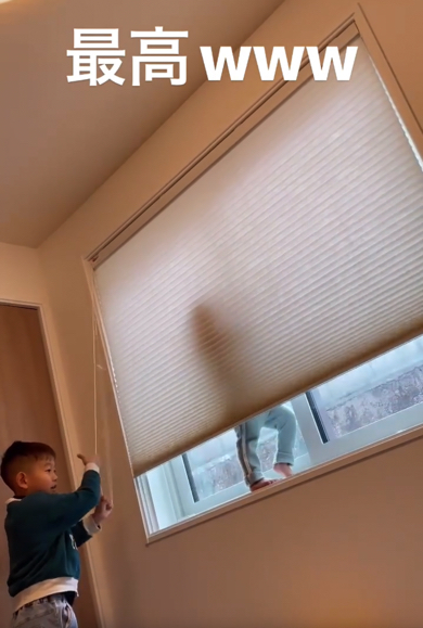 片膝を曲げてポージング