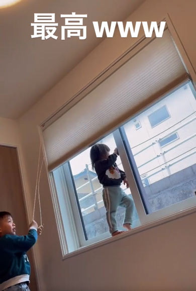 壁ドンのようなポーズ