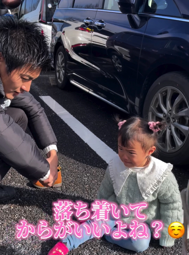 妹を優しく見守る姉