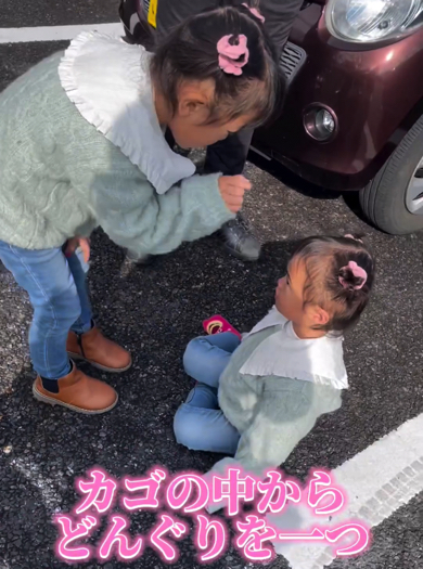 どんぐりを妹にプレゼント