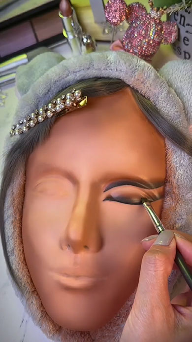 お面にメイクしてみた・アイライン