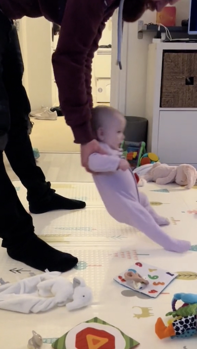 赤ちゃんを座らせようとするパパ