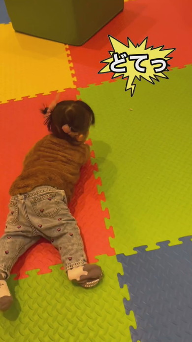 遊び場から帰りたくない1歳の女の子