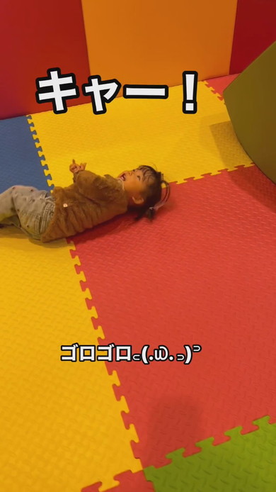 遊び場から帰りたくない1歳の女の子