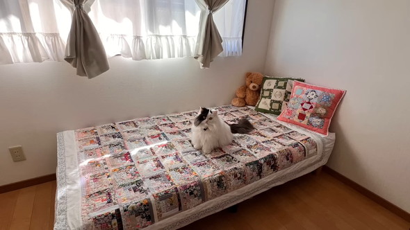 ベッドに乗せたパッチワークキルト