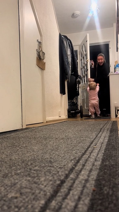 生後13カ月でママがいない日を体験し、その帰りを待ちわびる赤ちゃん