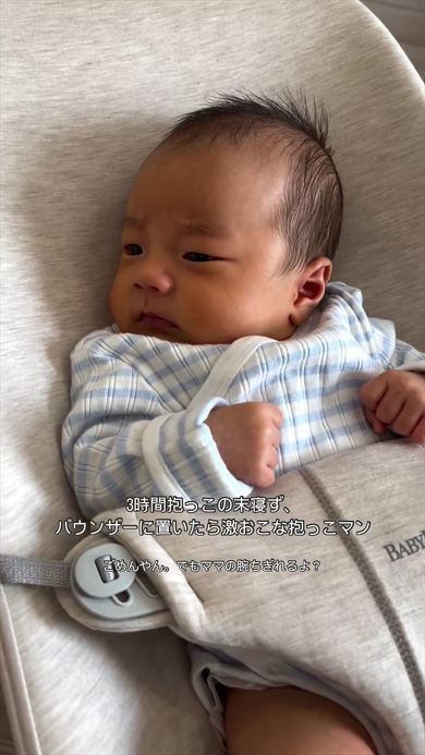 バウンサーに座った赤ちゃん