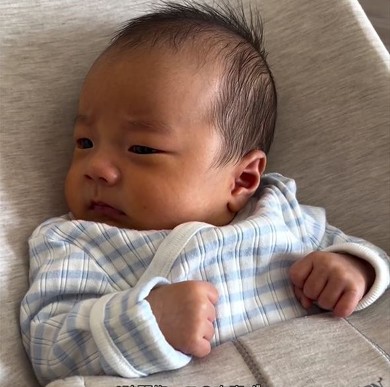 バウンサーに座った赤ちゃん