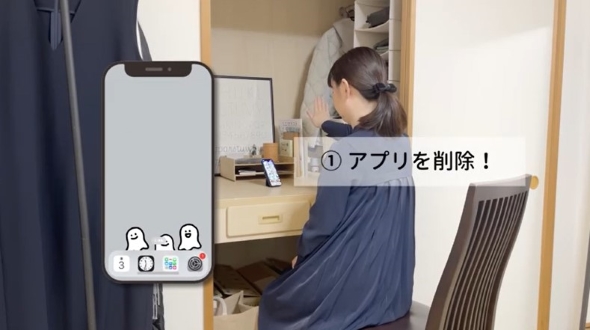 PCに向かう女性