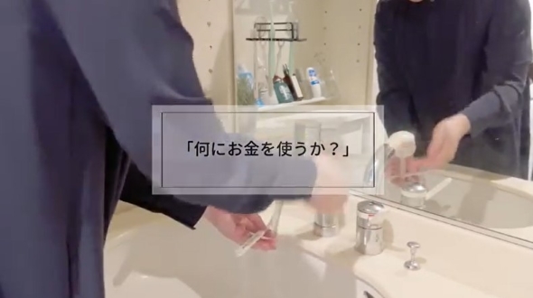 掃除をする女性