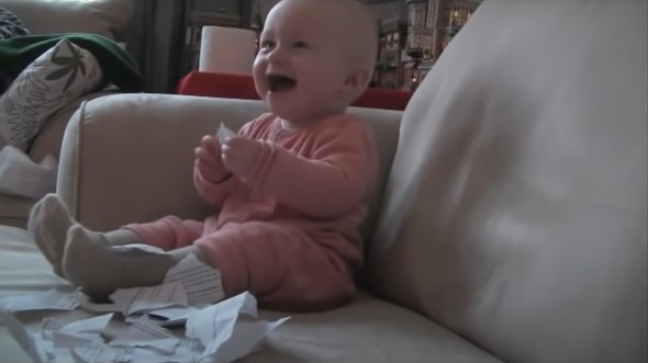 お父さんが紙をちぎるたびに反応して大ウケする赤ちゃん