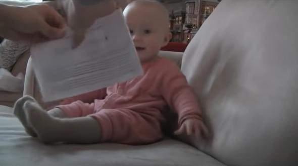 お父さんが紙をちぎるたびに反応して大ウケする赤ちゃん