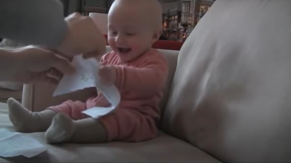 お父さんが紙をちぎるたびに反応して大ウケする赤ちゃん