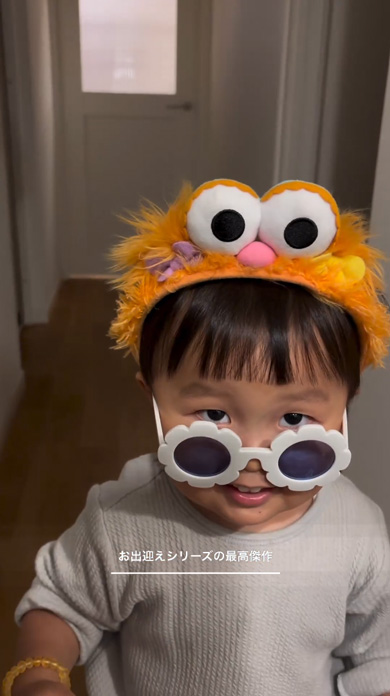 見つめる2歳児