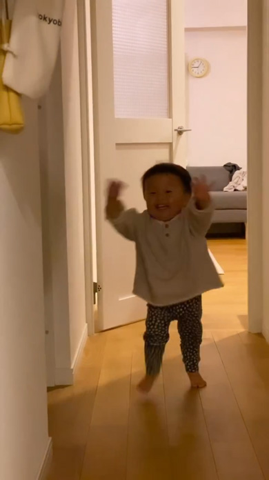 喜ぶ2歳児