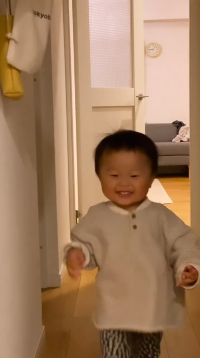 駆け寄る2歳児