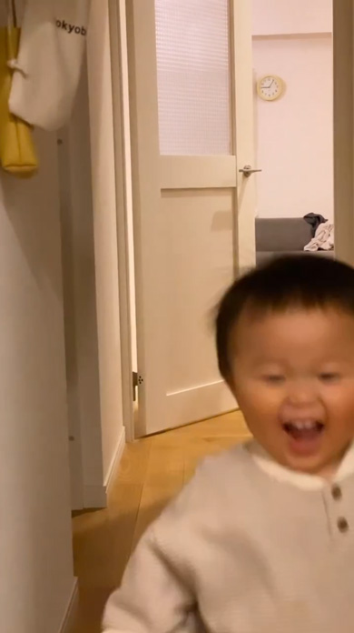 出迎える2歳児