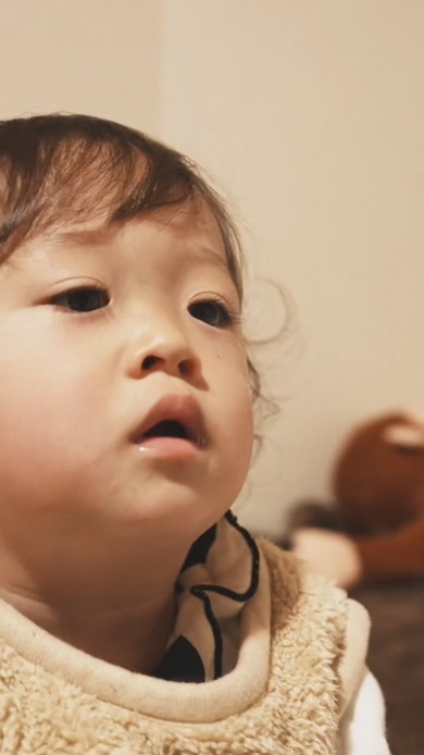 1歳の弟を寝かしつける4歳の姉