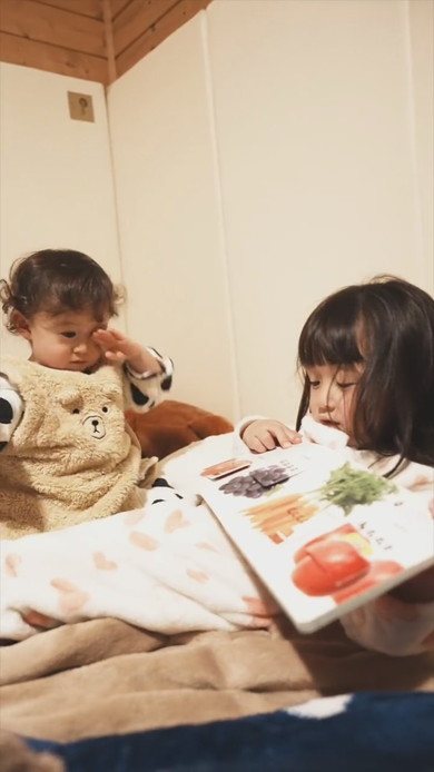 1歳の弟を寝かしつける4歳の姉