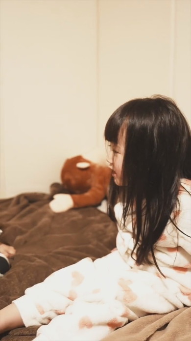 1歳の弟を寝かしつける4歳の姉