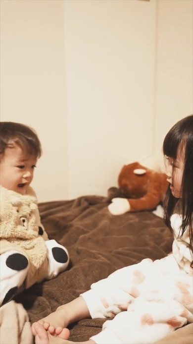 1歳の弟を寝かしつける4歳の姉