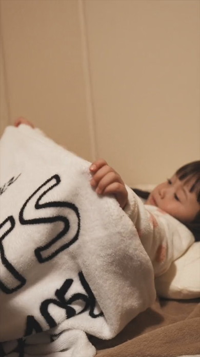 1歳の弟を寝かしつける4歳の姉