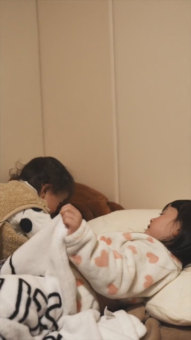 1歳の弟を寝かしつける4歳の姉
