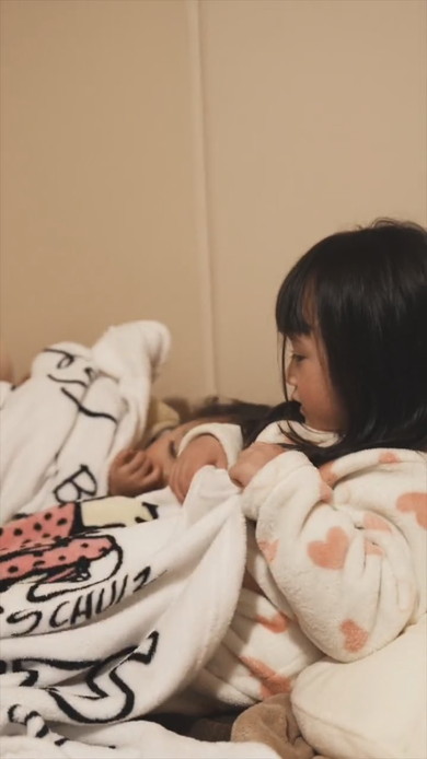 1歳の弟を寝かしつける4歳の姉