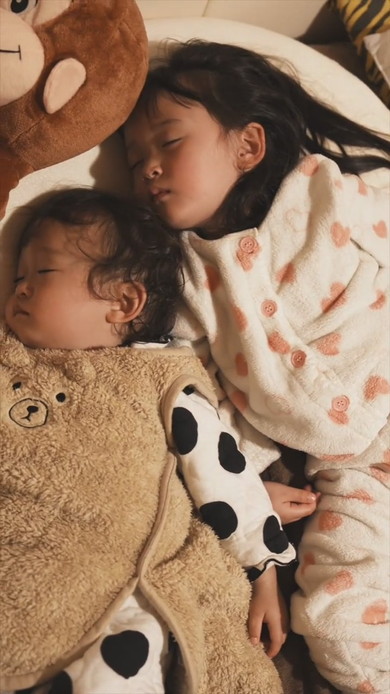 1歳の弟を寝かしつける4歳の姉