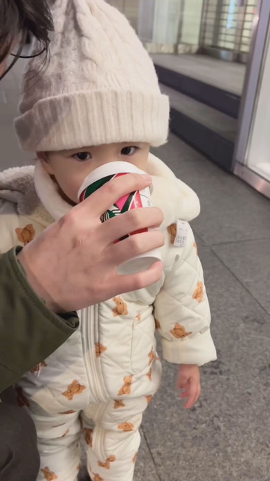 ホットミルクを飲む1歳の女の子
