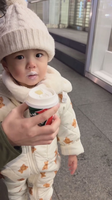 ホットミルクを飲む1歳の女の子