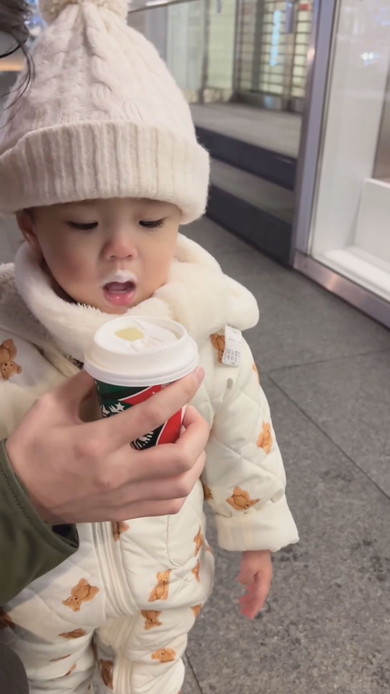 ホットミルクを飲む1歳の女の子