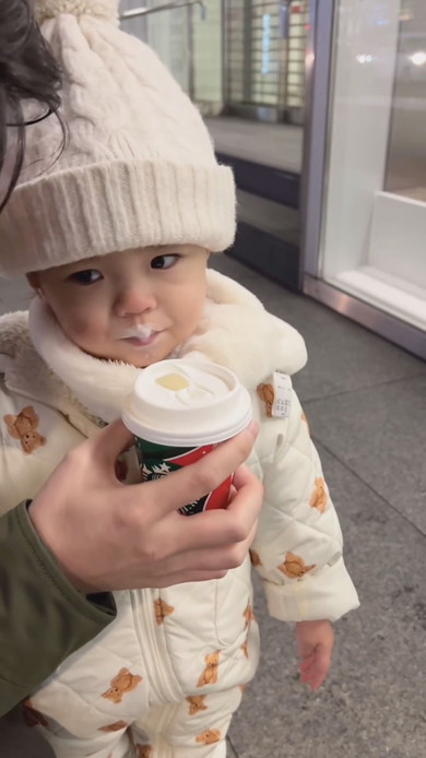 ホットミルクを飲む1歳の女の子