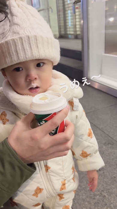 ホットミルクを飲む1歳の女の子