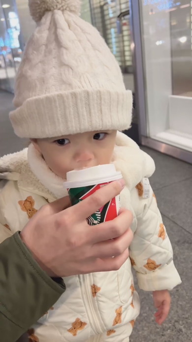 ホットミルクを飲む1歳の女の子